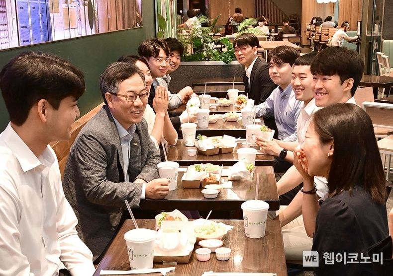 6월 27일, 부산 서면 일원에서 HUG 권형택 사장(왼쪽에서 2번째)과 청년이사들이 햄버거 점심식사를 하며 간담회를 진행 하고 있다. 2022.06.28 (출처:HUG)