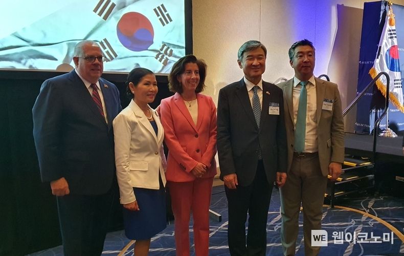 KOTRA(사장 유정열)가 28일 SelectUSA 한-미 투자협력 포럼을 개최했으며, 주요 VIP들의 사진 촬영이 진행되고 있다. (왼쪽부터 래리 호건(Larry Hogan) 매릴랜드주 주지사, 유미 호건(Yumi Hogan) 매릴랜드주 주지사 영부인, 지나 레이몬드(Gina Raimondo) 미 상무부 장관, 조태용 주미대한민국대사, 장상현 KOTRA 인베스트 코리아 대표) 2022.06.29 (출처:KOTRA)