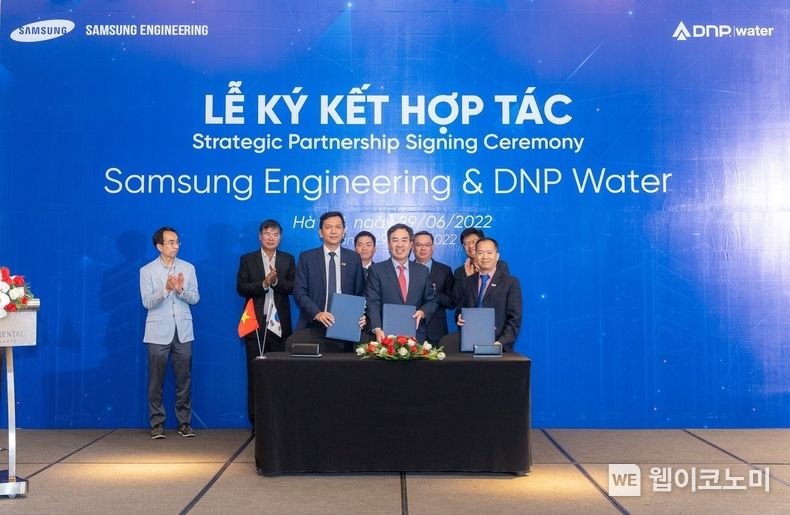 삼성엔지니어링 강규연 부사장(가운데)과 DNP Water 응오 득 부(Ngo Duc Vu) 회장(오른쪽), DNP Holding 응우엔 반 휴(Nguyen Van Hieu) 사장(왼쪽)이 기념촬영을 하고 있다. 2022.06.30 (출처:삼성엔지니어링)