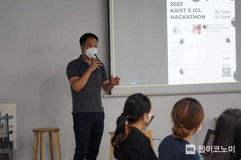 해커톤에 관해 소개를 하는 KAIST 산업디자인학과 이창희 교수 2022.06.30 (출처:KAIST)