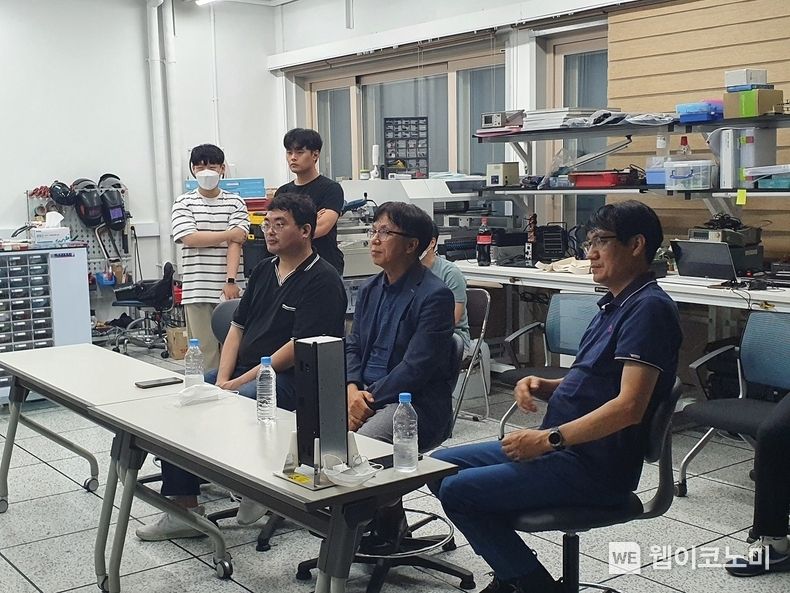 KAIST 위성 실험실 (앉아있는 왼쪽부터 KAIST 김태호 박사과정, 방효충교수, 항공우주연구원 구인회 책임연구원, 뒤에 서 있는 왼쪽부터 임철수 석사과정, 장유동 위촉연구원) 2022.07.02 (출처: KAIST )