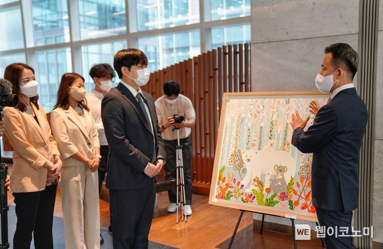 미래에셋증권 최현만 회장이 이다래 작가의 '자작나무 솦속의 동물친구들' 작품 감상 후 소감을 얘기하는 모습. 2022.07.04. (출처: 미래에셋증권)