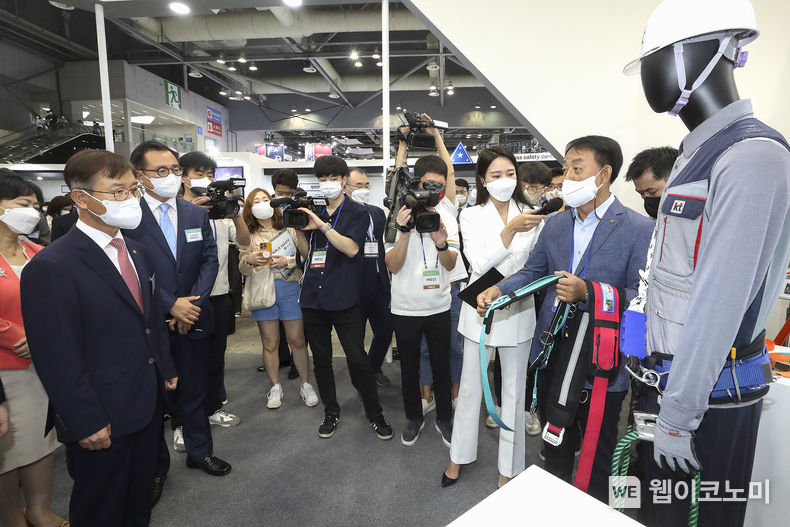 2022 국제안전보건전시회에 참석한 고용노동부 이정식 장관이 KT 부스를 둘러보고 있는 모습 2022.07.05 (출처: KT)
