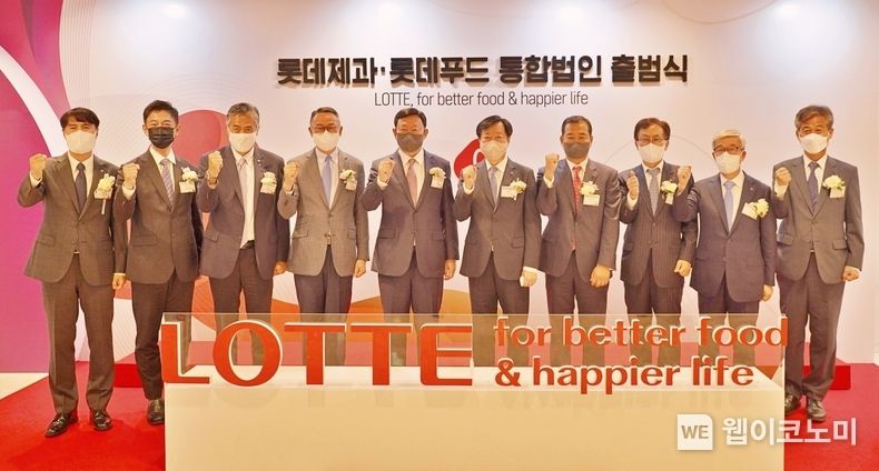 이진성 롯데제과 사업대표, 안세진 롯데그룹 호텔군HQ장, 다마츠카 겐이치 롯데홀딩스 대표이사, 이동우 롯데지주 부회장, 신동빈 롯데그룹 회장, 이영구 롯데제과 대표이사, 김상현 롯데그룹 유통군HQ장, 김교현 롯데그룹 화학군HQ장, 송용덕 롯데지주 부회장, 이인복 롯데 컴플라이언스위원장