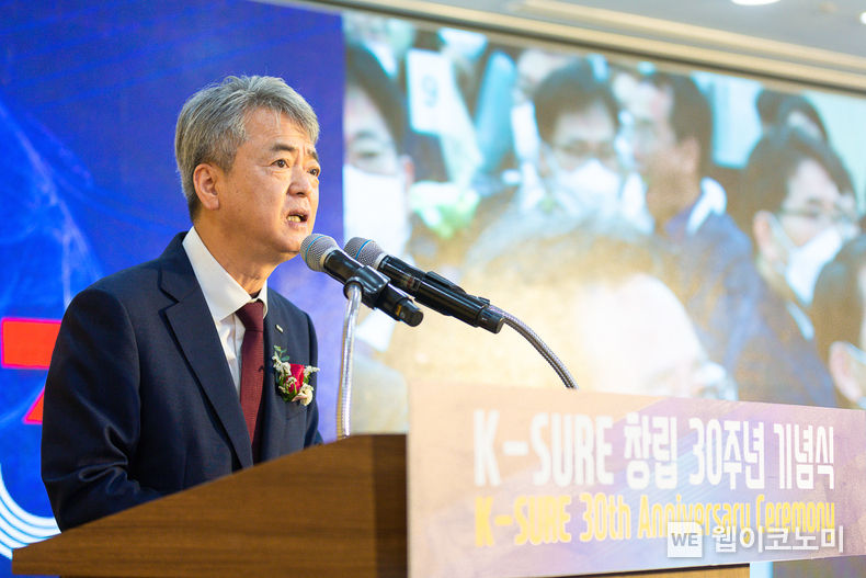 7월 7일(목) 서울 종로구 본사에서 열린 ‘창립 30주년 기념식’에서 안덕근 통상교섭본부장(오른쪽에서 네번째), 이인호 사장(왼쪽에서 네번째) 등 참석자들이 새 비전 선포식 기념촬영을 하고 있다. 2022.07.07 (출처: 한국무역보험공사)