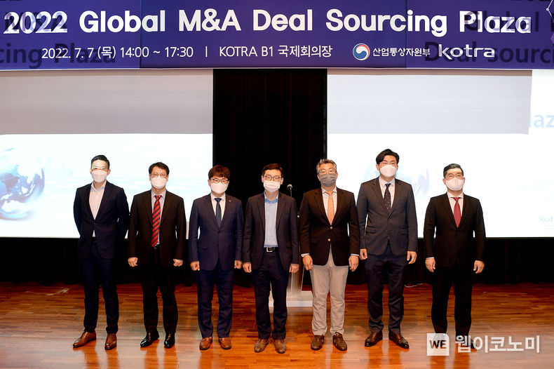 KOTRA(사장 유정열)가 7일 산업통상자원부(장관 이창양)와 함께 ‘2022 글로벌 M&A 딜소싱 플라자’를 개최했다. 왼쪽부터 김종기 세미파이브 상무, 류명현 법무법인 세종 변호사, 김태현 EDGC 이사, 정종영 산업통상자원부 국장, 장상현 KOTRA 인베스트코리아 대표, 강대호 PwC 삼일회계법인 파트너, 양영훈 베인앤드컴퍼니 부파트너. 2022.07.07 (출처: KOTRA)