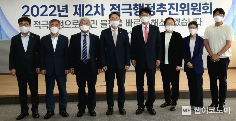 LH는 지난 8일(금), 서울지역본부에서 ‘ʼ22년 제2차 LH 적극행정추진위원회‘를 개최했다. 김광묵 위원장(오른쪽 네 번째), 김현준 LH사장(오른쪽 다섯 번째)을 비롯한 내·외부 위원들이 기념촬영을 하고 있다. 2022.07.10 (출처: LH)
