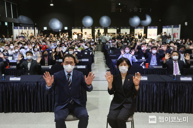 신한금융그룹(회장 조용병)은 8일 서울 용산구에 위치한 노들섬에서 『신한 스퀘어브릿지』 제3회 ‘Hero IR-Day’를 개최했다. 이날 행사에 참석한 신한금융그룹 조용병 회장(사진 왼쪽)과 한화진 환경부 장관(사진 오른쪽) 그리고 참가자들이 기념촬영을 하고 있다.