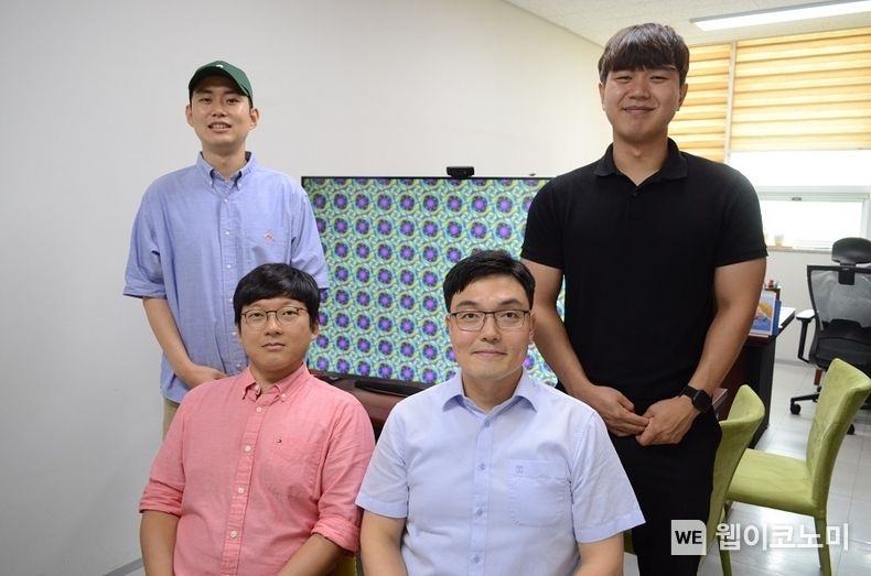 (왼쪽부터) KAIST 화학과 박건형 박사과정, 최윤석 박사, 윤동기 교수, 이창재 박사과정. 2022.07.11 (출처: 카이스트)