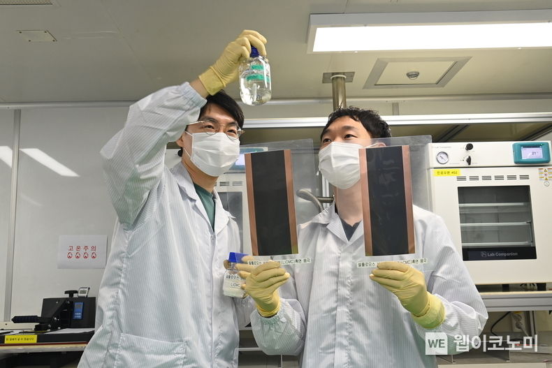 ETRI 연구진이 전도성 셀룰로오스 바인더 소재와 전고체 이차전지 음극판을 관찰하고 있다 2022.07.12 (출처: ETRI)