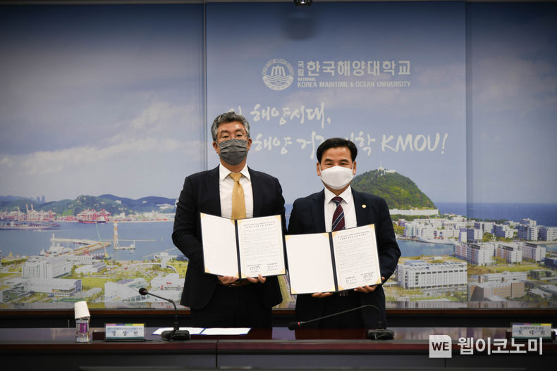 KOTRA(사장 유정열)의 외국인 투자유치 전담 기구인 인베스트코리아(Invest KOREA(IK))와 한국해양대학교(총장 도덕희)가 지난 11일 외국인 투자유치 활성화와 지역인재 육성을 위한 업무협약을 체결했다. 장상현 KOTRA 인베스트코리아 대표(왼쪽)가 도덕희 한국해양대학교 총장과 체결식 후 기념 촬영을 하고 있다. 2022.07.12 (출처: KOTRA)