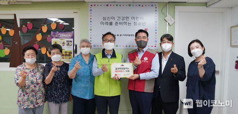롯데건설 주택사업본부 이부용 본부장(오른쪽에서 세 번째), 유성훈 금천구청장(오른쪽 네 번째)과 관계자들이 함께 기증판을 전달하고 있다. 2022.07.14 (출처:롯데건설)
