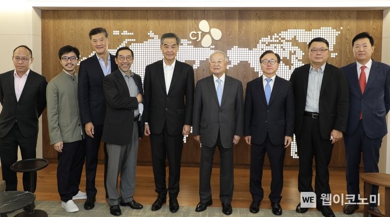  (왼쪽부터) 레이먼드 리 리앤만제지 회장, 니콜라스 호 홍콩 ABAC 위원, 앤드류 야오 홍콩상하이 얼라이언스홀딩스 회장, 칼슨 통 홍콩 항철공사 비상임 이사, 렁춘잉 중국인민정치협상회의 부주석, 손경식 경총 회장, 이동근 경총 부회장, 써니 차이 홍콩산업연맹 회장, 류기정 경총 전무 2022.07.14 (출처:경총)