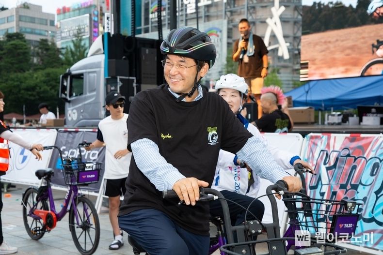 이동환 고양특례시장이 16일 일산문화공원에서 고양시 후원으로 열린 도심형 자전거 대회인 ‘킹오브트랙(KING OF TRACK)’에 참석, 환영사를 하고 있다. 2022.07.17 (출처: 고양시)