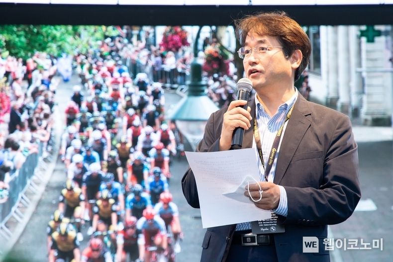 이동환 고양특례시장이 16일 일산문화공원에서 고양시 후원으로 열린 도심형 자전거 대회인 ‘킹오브트랙(KING OF TRACK)’에 참석, 환영사를 하고 있다. 2022.07.17 (출처: 고양시)