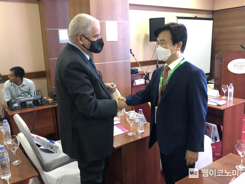 진주시는 16일 조규일 시장이 참석한 아시아역도연맹 총회에서 내년도 아시아역도선수권대회 진주 개최가 확정됐다고 밝혔다. 총회에 앞서 조규일 진주시장이 관계자를 만나 인사하고 있다. 2022.07.17 (출처:진주시)