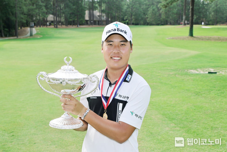 하나금융그룹은 그룹 골프단이 후원하고 있는 자폐성 발달장애 3급인 이승민(25) 선수가 USGA 장애인 US오픈 골프대회에서 초대 우승을 차지했다고 밝혔다. 이승민 선수가 시상식 후 우승 트로피를 들고 환하게 웃으며 기념촬영을 하고 있다. 2022.07.21 (출처: 하나금융그룹)
