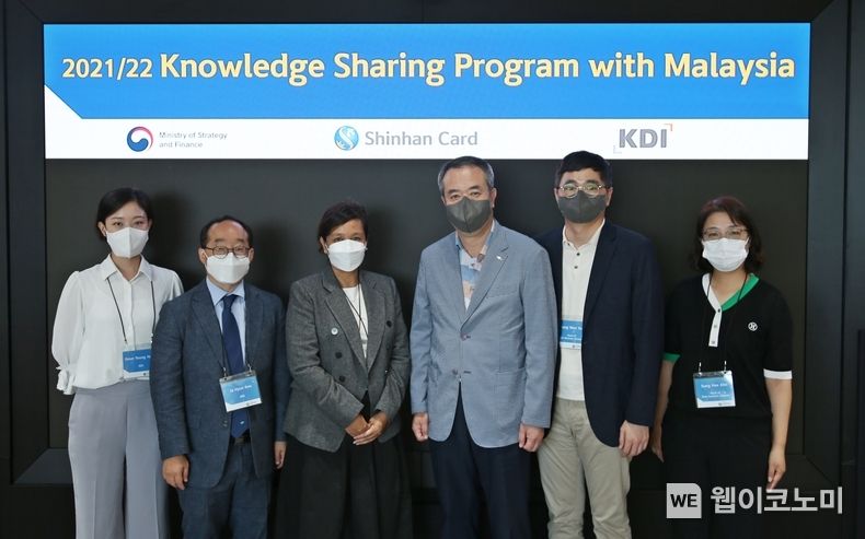 신한카드(사장 임영진)는 기획재정부와 KDI가 주관하는 KSP 사업에 참여해 말레이시아 정책 실무자들에게 빅데이터 노하우를 전수하고 다양한 사례를 공유했다고 27일 밝혔다. 서울 중구 을지로에 위치한 신한카드 본사에서 열린 이번 행사에 Nor Haily Maizura Binti Hussein(노르 하일리 마이주라 빈티 후세인) 사절단장(왼쪽에서 3번째), 구자현 KDI 선임연구원(왼쪽에서 2번째), 안중선 부사장(오른쪽에서 3번째) 등 관계자들이 기념사진을 촬영하고 있다. 2022.07.27 (출처:신한카드)