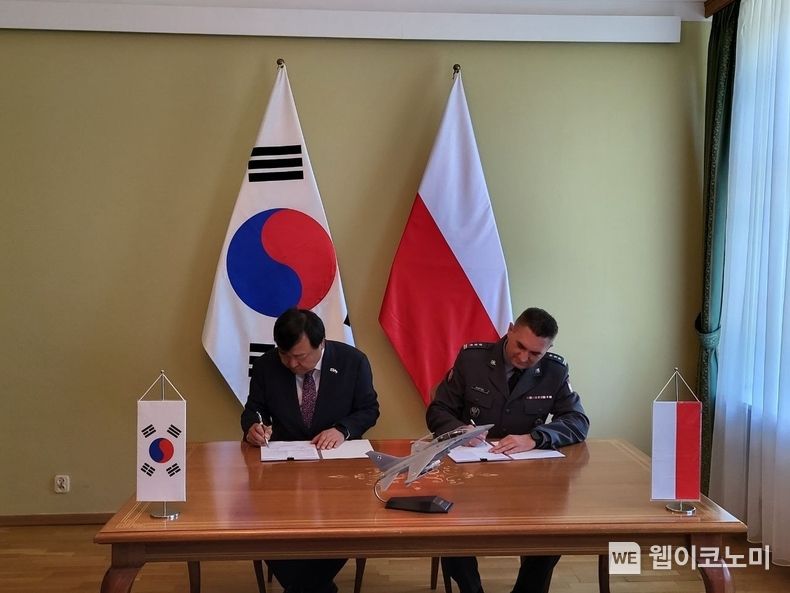  KAI 안현호 사장(왼)과 폴란드 국방부 군비청장 아르투르 쿱텔(오)가 기본계약서에 서명하고 있다. 2022.07.28 (출처: KAI)
