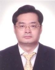 김웅식<br>
-현 뉴스웨이브 편집국장<br>
-전 문화일보 편집3부 기자<br>
-전 교열기자협회 <말과글> 편집장