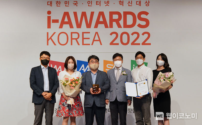 롯데건설 마케팅부문 한정호 상무(왼쪽에서 세 번째)가 ‘소셜아이어워드 2022’ 시상식에서 수상 후 기념촬영을 하고 있다. 2022.07.29 (출처:롯데건설)