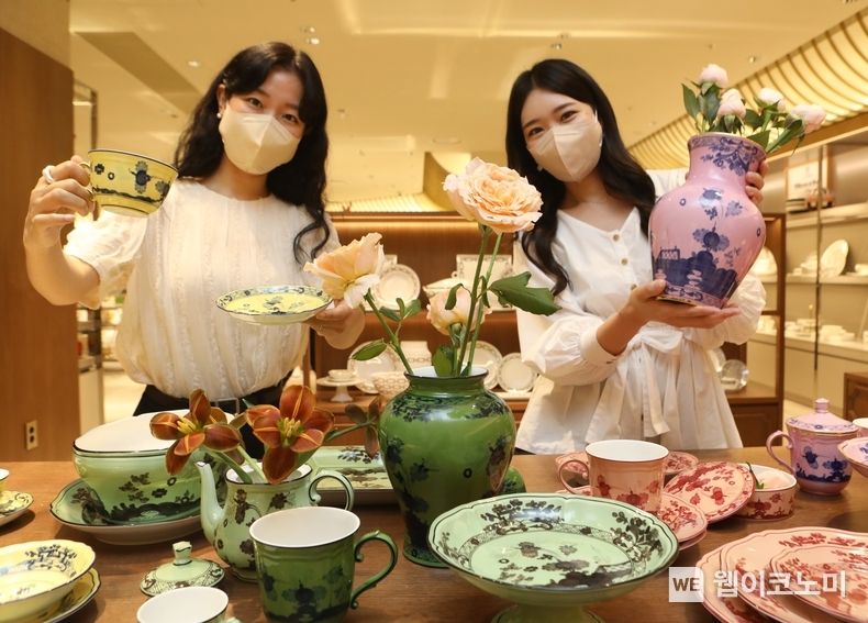 사진은 7월 31일(일) 서울 중구 소공동에 위치한 롯데백화점 본점 8충 '지노리 1735' 매장에서 모델 2명이 상품을 홍보하는 모습 2022.07.31 (출처: 롯데백화점)