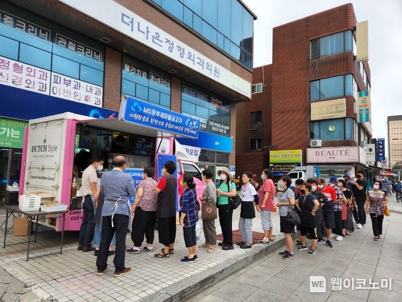 새마을금고는 본격적인 여름철을 맞아 전통시장 이용 고객들에게 '커피 푸드트럭'지원 활동을 펼치고 있다. 2022.08.01 (출처: 새마을금고)