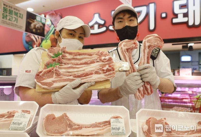 고인돌 삼겹살을 홍보하는 롯데마트 직원들의 모습 2022.08.04 (출처:롯데마트)