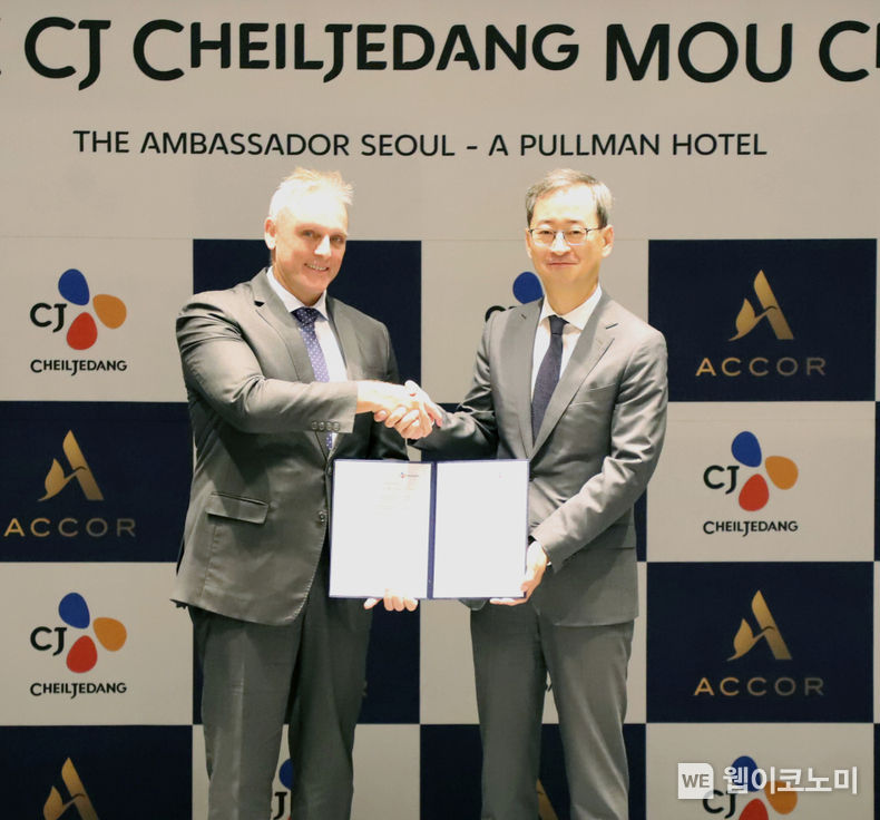 최은석 CJ제일제당 대표(오른쪽)와 가스 시먼스 아코르 아시아태평양 총괄 대표가 서울 중구 앰배서더 서울 풀만 호텔에서 PHA를 활용한 호텔용 용품 개발을 위한 양해각서를 체결했다. 2022.08.04 (출처:CJ제일제당)