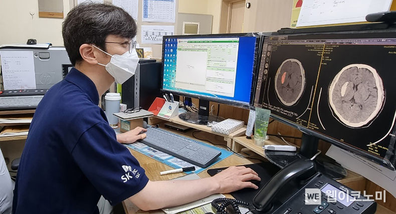 울릉군보건의료원 영상의학과에서 SK(주) C&C 직원이 AI 뇌출혈 영상 의료 솔루션 '메디컬 인사이트 플러스 뇌출혈' 설치 후 테스트하는 모습 2022.08.04 (출처:SK(주)C&C)