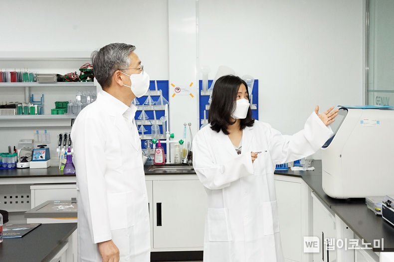 신경과학연구센터를 방문한 김종호 기술보증기금 이사장(사진왼쪽)과 한성호 (주)지뉴브 대표이사(사진오른쪽) 2022.08.10 (출처:기술보증기금)