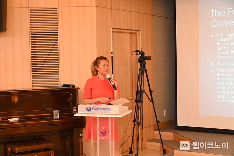 엘렌 박 뉴저지주 하원의원은 11일 방한, 종로구 태화빌딩 그레이트하모니홀에서 열린 한국주민자치중앙회 2022년 3분기 정기회의에 참석해 ‘타운홀 미팅과 주민자치, 미국 뉴저지주를 중심으로‘라는 제목으로 초청강연을 펼쳤다. 22.08.11 (출처: 한국주민자치중앙회)