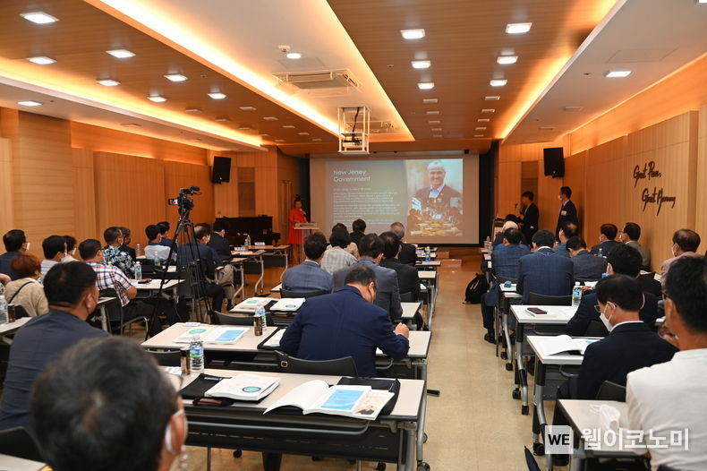엘렌 박 뉴저지주 하원의원은 11일 방한, 종로구 태화빌딩 그레이트하모니홀에서 열린 한국주민자치중앙회 2022년 3분기 정기회의에 참석해 ‘타운홀 미팅과 주민자치, 미국 뉴저지주를 중심으로‘라는 제목으로 초청강연을 펼쳤다. 22.08.11 (출처: 한국주민자치중앙회)