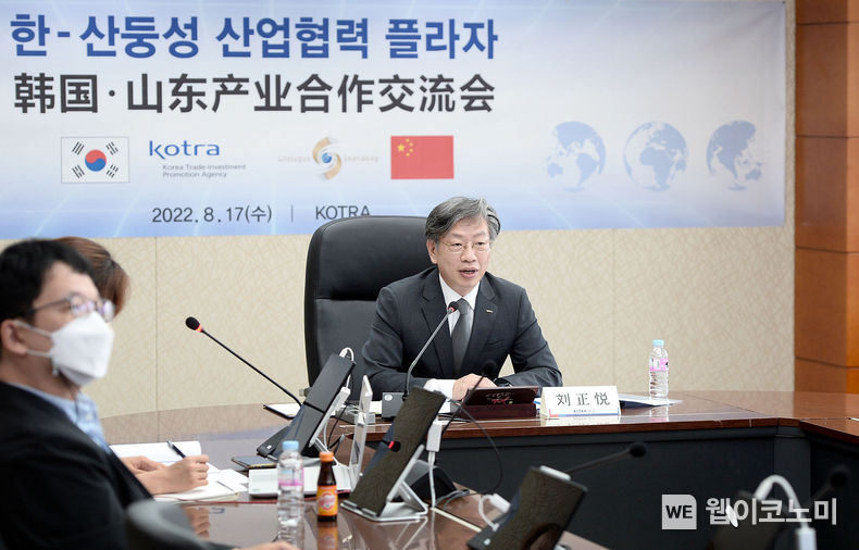 KOTRA(사장 유정열)는 중국 산둥성인민정부, 중국국제무역촉진위원회(CCPIT)와 공동으로 이달 16일부터 이틀간 산둥(山東)성 지난(濟南)에서 ‘한·산둥성 산업협력 플라자’를 개최했다. 유정열 KOTRA 사장이 MOU 체결을 진행하고 있는 모습 2022.08.17 (출처:KOTRA)