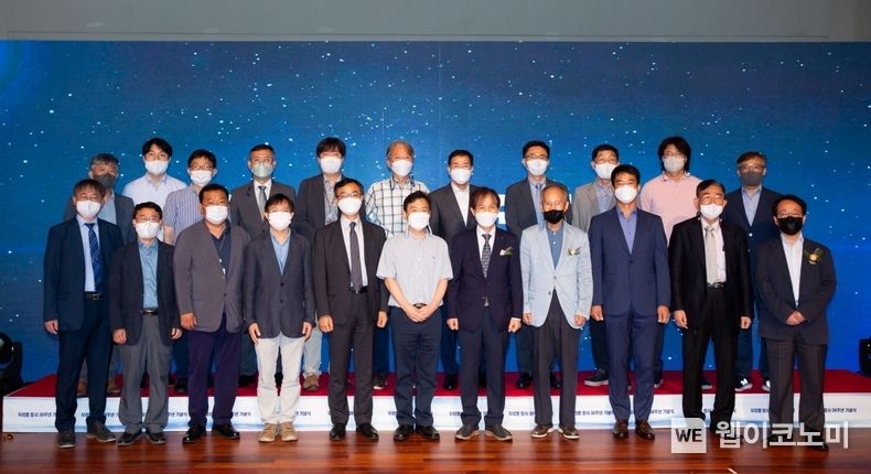 이달 11일 열린 우리별 위성 발사 30주년 기념식 ‘우리별 위성 연구팀’과 KAIST 관계자들이 기념 촬영을 하고 있다. 2022.08.18 (출처:KAIST)