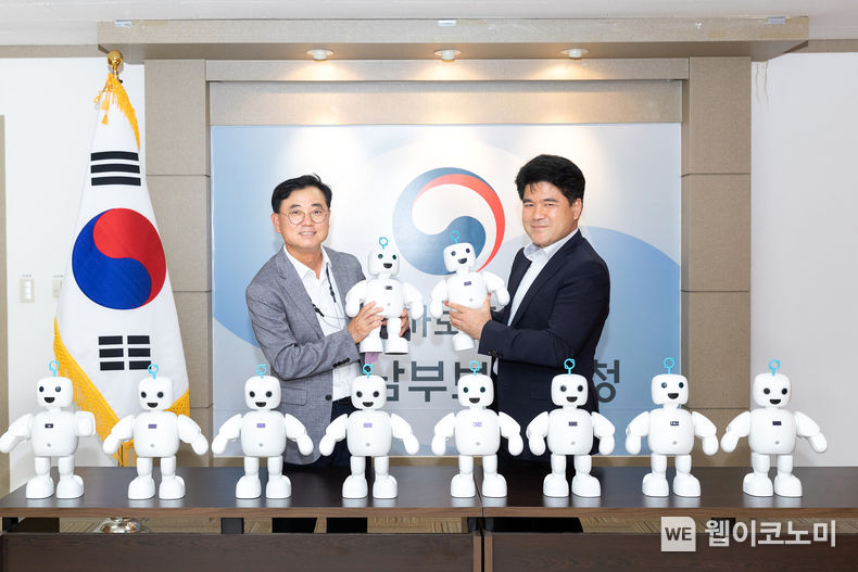 효성은 18일 서울남부보훈지청에 고령 국가유공자를 위한 반려로봇 파이보를 전달했다. 효성 커뮤니케이션실 최형식 상무(좌), 서울남부보훈지청 강병구 지청장(우) 2022.08.19 (출처: 효성)