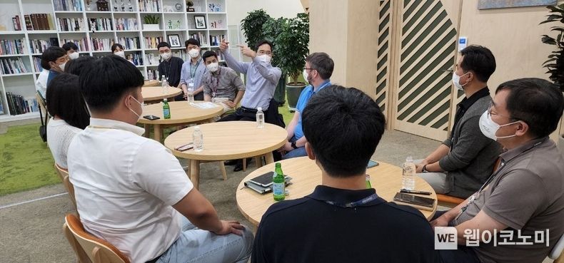 이재용 부회장이 19일 삼성전자 화성캠퍼스에서 임직원들과 간담회를 갖고 이야기를 나누는 모습 2022.08.19 (출처: 삼성전자)