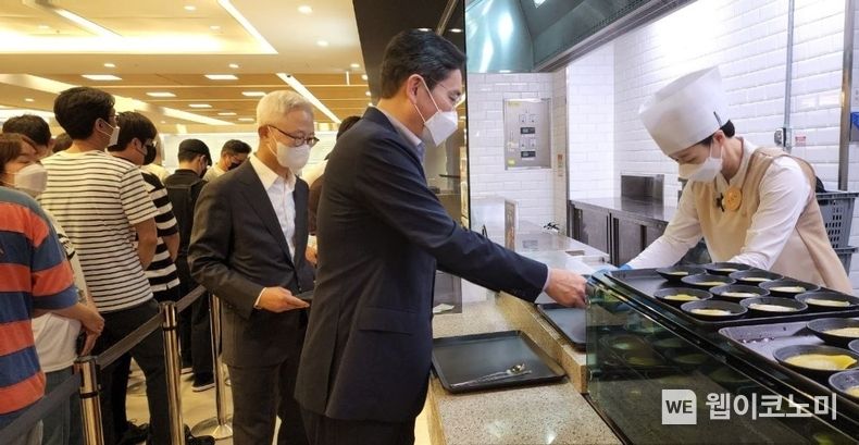 기흥 반도체R&D단지 기공식에 앞서 구내식당에서 식사를 하는 이재용 부회장의 모습 2022.08.19 (출처: 삼성전자)