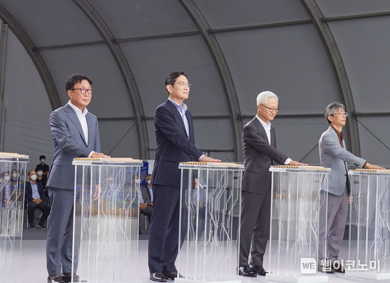 19일 삼성전자 기흥 반도체 R&D단지 기공식에 참석한 이재용 부회장(왼쪽에서 두번째)의 모습 사진 왼쪽부터 정은승 DS부문 CTO, 이재용 부회장, 경계현 DS부문장, 진교영 삼성종합기술원장 2022.08.19 (출처: 삼성전자)