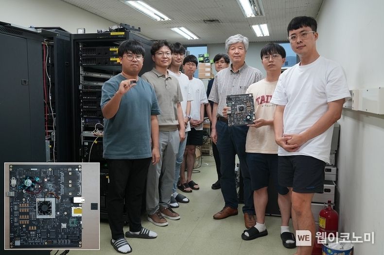 (왼쪽부터) 김준수 석사과정, 김주영 교수, 고건우 석사과정, 전민수 박사과정, 김성환 박사, 윤찬현 교수, 이창하 박사과정, 김태우 박사과정. 좌측 하단에 (왼쪽)설명가능한 인공지능 처리를 위한 KAIST 프로토타입 보드와 (오른쪽)새롭게 개발한 EPU칩. 2022.08.24 (출처:KAIST)