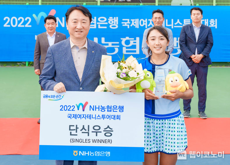 28일 경기도 고양시 농협대학교 내 올원테니스파크에서 열린 2022 NH농협은행 국제여자테니스투어가 끝난 뒤 NH농협은행 권준학 은행장(왼쪽)과 대회 단식 우승자인 오카무라 교카(오른쪽)가 기념촬영을 하고 있다. 2022.08.29 (출처:NH농협은행)