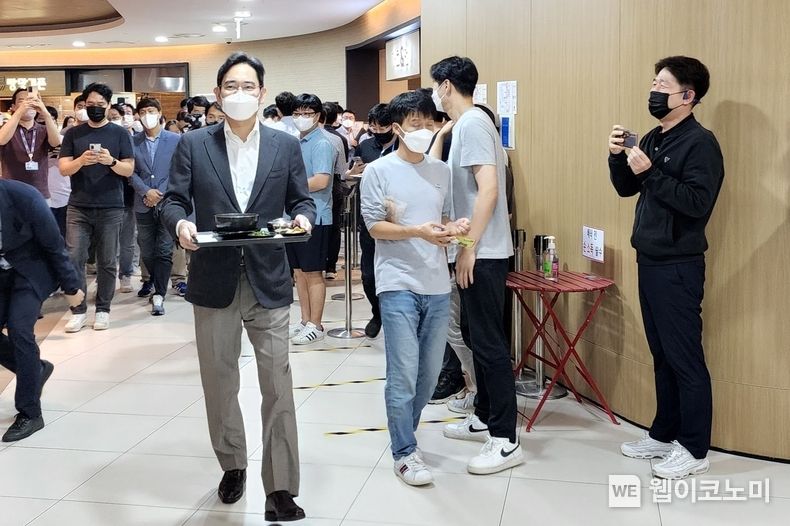 삼성전자 이재용 부회장은 30일 서울 송파구 신천동 소재 삼성SDS 잠실캠퍼스를 방문, 경영진과 중장기 사업 전략을 논의하고 일과 육아를 병행하는 여성 직원들과 간담회를 가졌다. 이재용 부회장이 삼성SDS 잠실캠퍼스를 찾은 것은 이번이 처음이다. 2022.08.30 (출처: 삼성전자)