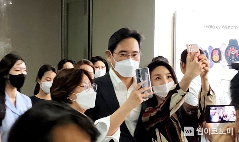 이재용 부회장은 30일 삼성SDS 잠실캠퍼스를 방문, 업무와 육아를 병행하는 삼성SDS 직원 10여명과 '워킹맘의 일과 가정생활 양립'을 주제로 간담회를 갖고 워킹맘 직원들의 목소리를 경청했다. 2022.08.30 (출처: 삼성전자)