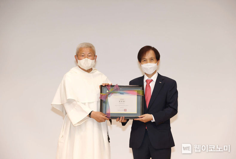 김인중 신부 ‘산업디자인학과 초빙석학교수’ 임명 기념사진 (좌측부터 김인중 초빙석학교수, 이광형 KAIST 총장) 2022.08.30 (출처:KAIST)