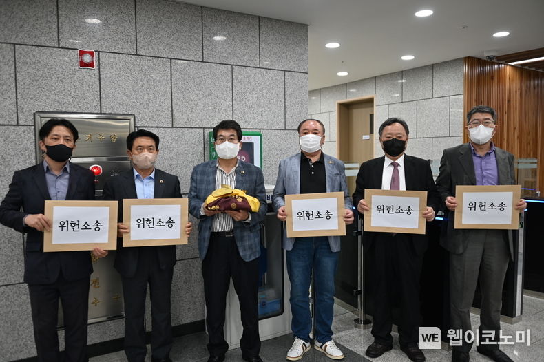 지난 5일 오전 11시 헌법재판소 앞에서 주민자치위원의 선거운동을 금지하는 공직선거법 조항이 헌법상 기본권 및 평등권을 침해, 이를 시정하기 위한 위헌소송 기자회견 및 청구서 접수가 진행됐다. 이동호 변호사, 원제용, 하석균, 박한근 의원, 전상직 회장, 채진원 부회장(왼쪽부터) 2022.09.06 (출처: 한국주민자치중앙회)