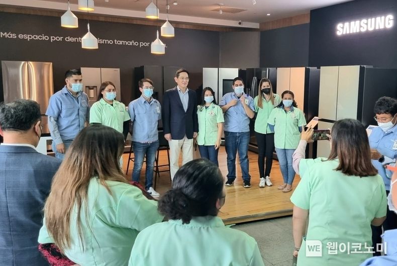 이재용 삼성전자 부회장이 9일(현지 시각) 삼성전자 멕시코 케레타로 가전공장에 근무하는 직원들과 기념촬영을 하는 모습 2022.09.12 (출처: 삼성전자)