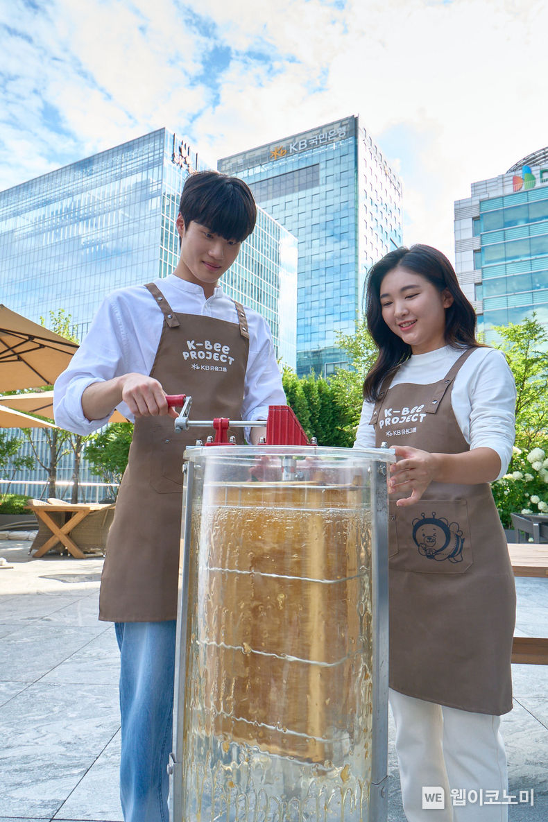 KB금융 황선우 선수와 이예원 선수가 KB국민은행 본점 옥상에 조성된 ‘K-Bee 도시양봉장’에서 올해 첫번째 꿀 수확 행사를 가졌다. 2022.09.15 (출처:KB금융그룹)