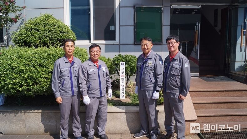 동국제강 신평공장 직원들이 동국제강 ㄷ형강을 활용해 만든 조형물과 기념사진을 촬영하고 있다 (왼쪽부터)김상재 생산담당 상무, 윤성원 신평공장 노동조합 지부장, 신용준 공장장, 엄해철 포항공장 노동조합 지부장 2022.09.16 (출처:동국제강)
