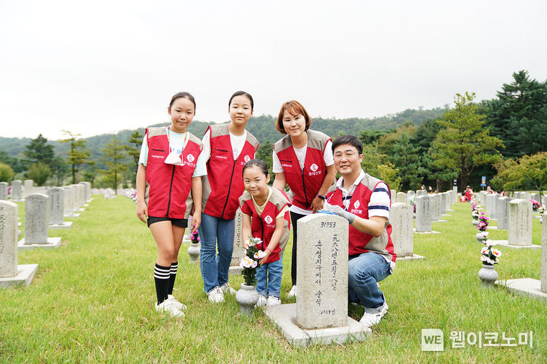 롯데건설 임직원과 가족들이 자매결연 묘역에서 봉사활동 후 기념 촬영을 하고 있다. 2022.09.19 (출처:롯데건설)