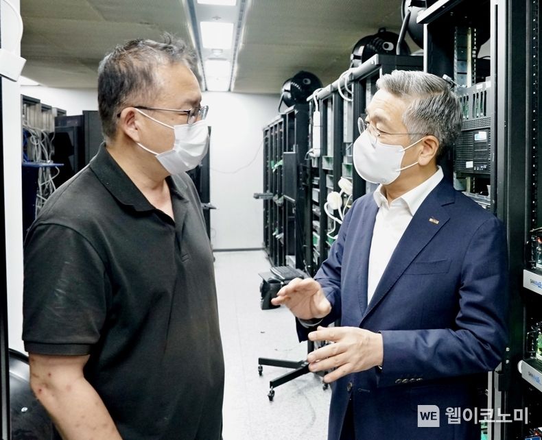 연구소를 방문한 김종호 기보 이사장(사진오른쪽)과 남이현 (주)파두 대표이사(사진왼쪽) 2022.09.19 (출처:기술보증기금)